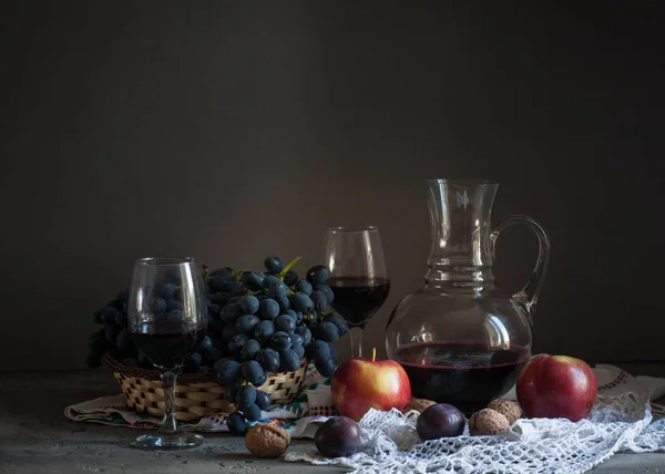 Natureza Morta Com Dois Copos Vinho Com Uvas Frescas Frutas — Fotografia de Stock