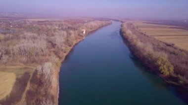 Yavaş drone uçuş mavi nehir ve tarım arazileri üzerinde. Dinyester Nehri, Moldova Cumhuriyeti. 4 k kuş görünümü göz