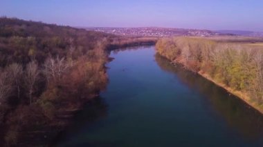Yavaş drone uçuş mavi nehir ve tarım arazileri üzerinde. Dinyester Nehri, Moldova Cumhuriyeti. 4 k kuş görünümü göz