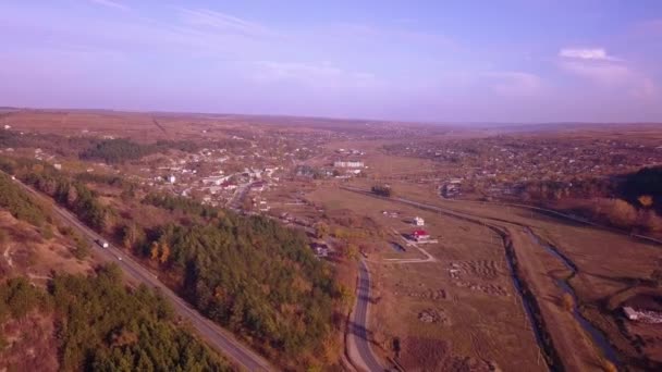 Flygfoto Flygning Över Motorvägen Fordon Daglig Trafik Bilar Väg Båda — Stockvideo