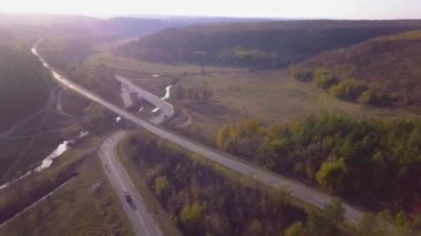 4 k hava görünümünü uçuş Otoban üzerinden. Road Araçlar günlük trafik arabalar yukarıdaki her iki yönde görünümünde hareket ediyor