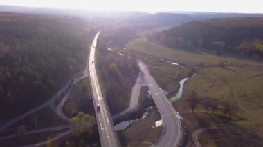 4 k hava görünümünü uçuş Otoban üzerinden. Road Araçlar günlük trafik arabalar yukarıdaki her iki yönde görünümünde hareket ediyor