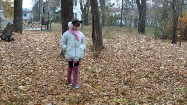 Uma Menina Caminha Parque Outono — Vídeo de Stock