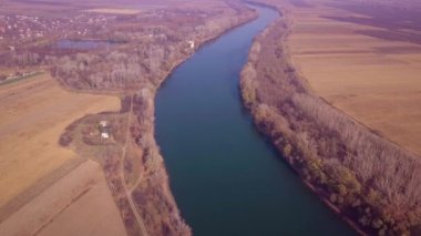 Yavaş drone uçuş mavi nehir ve tarım arazileri üzerinde. Dinyester Nehri, Moldova Cumhuriyeti. 4 k kuş görünümü göz