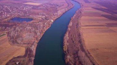Yavaş drone uçuş mavi nehir ve tarım arazileri üzerinde. Dinyester Nehri, Moldova Cumhuriyeti. 4 k kuş görünümü göz