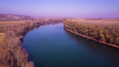 Yavaş drone uçuş mavi nehir ve tarım arazileri üzerinde. Dinyester Nehri, Moldova Cumhuriyeti. 4 k kuş görünümü göz
