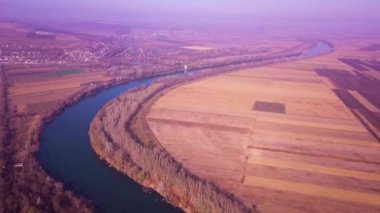 Yavaş drone uçuş mavi nehir ve tarım arazileri üzerinde. Dinyester Nehri, Moldova Cumhuriyeti. 4 k kuş görünümü göz