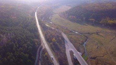 4 k hava görünümünü uçuş Otoban üzerinden. Road Araçlar günlük trafik arabalar yukarıdaki her iki yönde görünümünde hareket ediyor