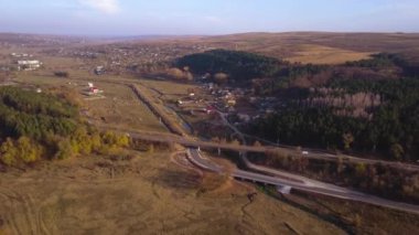 4 k hava görünümünü uçuş Otoban üzerinden. Road Araçlar günlük trafik arabalar yukarıdaki her iki yönde görünümünde hareket ediyor
