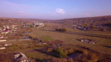 Kamera uçuş üzerinde küçük bir köy. Moldova Cumhuriyeti Avrupa '.