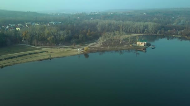 在摩尔多瓦共和国基希涅夫的回声公园湖上空的空中画面 湖和笑脸桥梁的看法 — 图库视频影像