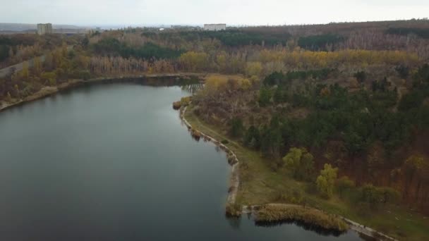 キシナウでの公園の空撮 湖と美しい公園の空撮 湖のある美しい公園を振り返ってフライト — ストック動画