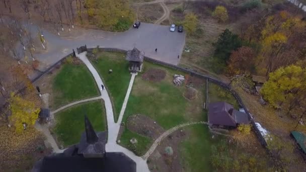 Vuelo Sobre Antigua Iglesia Madera Periferia Ciudad Kishinev República Moldavia — Vídeos de Stock