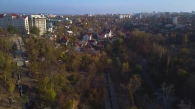 Kişinev şehir panoraması. Modern şehir binaların havadan görünümü. 4 k dron video.