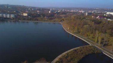 güzel park göl, içinde parkta Kişinev havadan görünümü ile hava görünümünü. Uçuş geri üzerinde güzel parkta Göller ile.