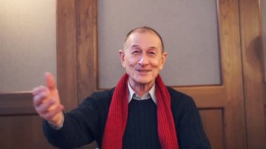 İşadamı presentating iş Şirket. Komuta sizde kameraya konuşuyor.