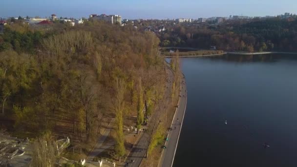 vue aérienne du beau parc avec lac, vue aérienne du parc à Kishinev. Vol de retour sur le magnifique parc avec des lacs .
