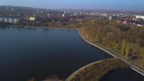 vue aérienne du beau parc avec lac, vue aérienne du parc à Kishinev. Vol de retour sur le magnifique parc avec des lacs .