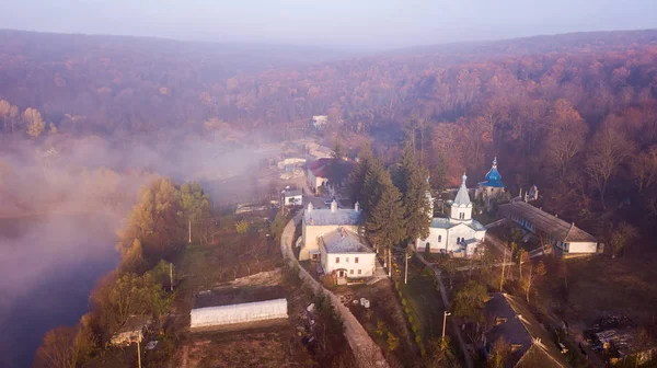 空中は 霧の湖と Thiganeshty 修道院を見る 秋の風景です モルドバ — ストック写真
