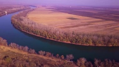 Yavaş drone uçuş mavi nehir ve tarım arazileri üzerinde. Dinyester Nehri, Moldova Cumhuriyeti. 4 k kuş görünümü göz