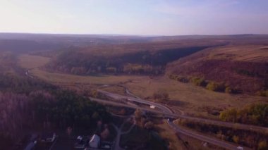 4 k hava görünümünü uçuş Otoban üzerinden. Road Araçlar günlük trafik arabalar yukarıdaki her iki yönde görünümünde hareket ediyor