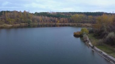 göl ve orman üzerinde sonbahar uçuş