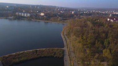 güzel park göl, içinde parkta Kişinev havadan görünümü ile hava görünümünü. Uçuş geri üzerinde güzel parkta Göller ile.