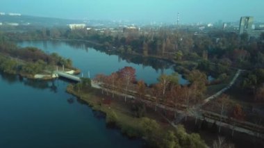 Echo Park Lake, Kişinev, Moldova Cumhuriyeti Hava görüntüleri. Göl ve smille Köprüsü'nün görünümü.