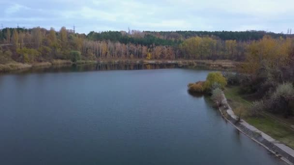 survol du lac et de la forêt à l'automne 