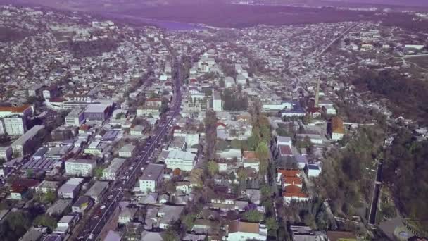 Antenn Skott Som Flyger Över Europeiska Liten Stad Eller Förort — Stockvideo