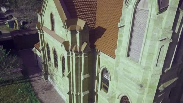 Avrupa Şehirde Küçük Bir Katolik Kilisesi Üzerinde Uçuş Orhey Moldova — Stok video