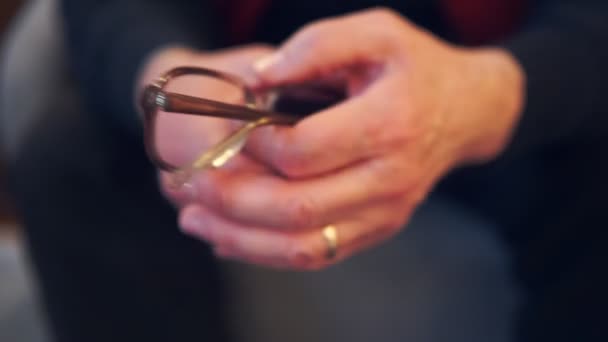 Homem Sênior Segurar Óculos Suas Mãos Close — Vídeo de Stock