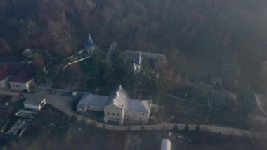 Gölün kıyısında Hıristiyan manastır havadan görünümü ile sis kaplı. Thiganesty Manastırı. Moldova Cumhuriyeti.