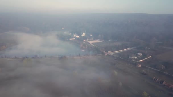 Vista Aérea Mosteiro Cristão Margem Lago Coberto Com Nevoeiro Mosteiro — Vídeo de Stock