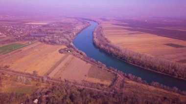 Yavaş drone uçuş mavi nehir ve tarım arazileri üzerinde. Dinyester Nehri, Moldova Cumhuriyeti. 4 k kuş görünümü göz