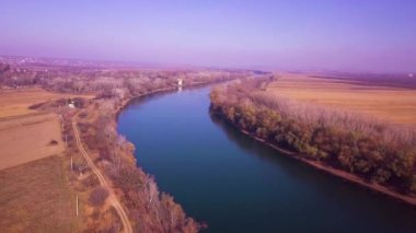 Yavaş drone uçuş mavi nehir ve tarım arazileri üzerinde. Dinyester Nehri, Moldova Cumhuriyeti. 4 k kuş görünümü göz