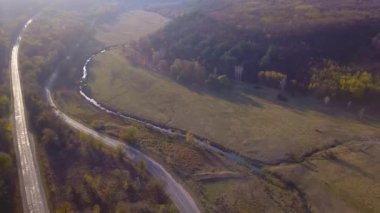 4 k hava görünümünü uçuş Otoban üzerinden. Road Araçlar günlük trafik arabalar yukarıdaki her iki yönde görünümünde hareket ediyor