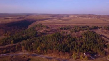4 k hava görünümünü uçuş Otoban üzerinden. Road Araçlar günlük trafik arabalar yukarıdaki her iki yönde görünümünde hareket ediyor