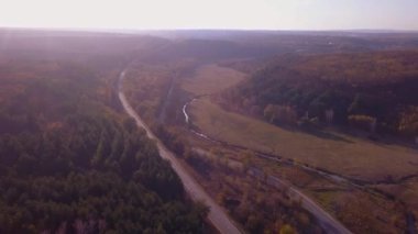 4 k hava görünümünü uçuş Otoban üzerinden. Road Araçlar günlük trafik arabalar yukarıdaki her iki yönde görünümünde hareket ediyor