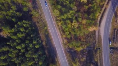 Doğa. Uçuş forest yakınındaki karayolu, yol kavşak yükseklikten demiryolu, karayolu üzerinde otomobil trafik yakınındaki.