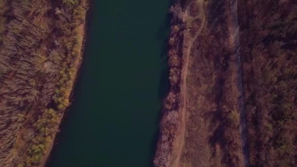 Vol Lent Drone Dessus Rivière Bleue Des Terres Agricoles Rivière — Video