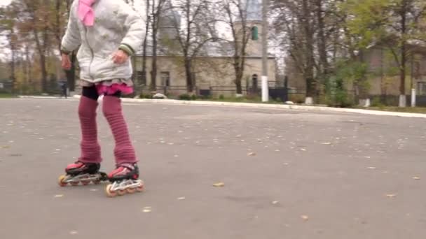 Giro Ragazza Nel Parco Autunnale Pattini Sport Ricreazione — Video Stock