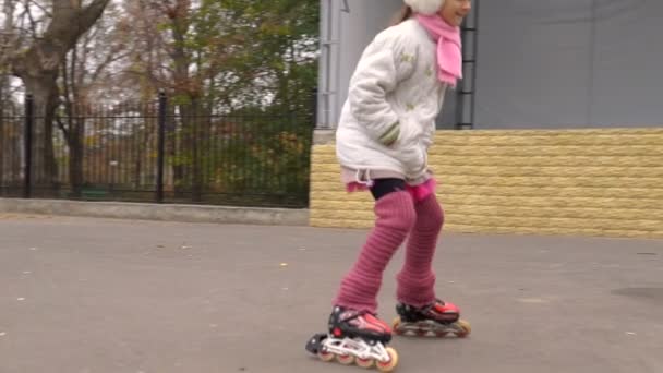 Meisje Rijden Herfst Park Rollerblades Sport Amusement — Stockvideo