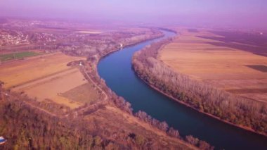 Yavaş drone uçuş mavi nehir ve tarım arazileri üzerinde. Dinyester Nehri, Moldova Cumhuriyeti. 4 k kuş görünümü göz