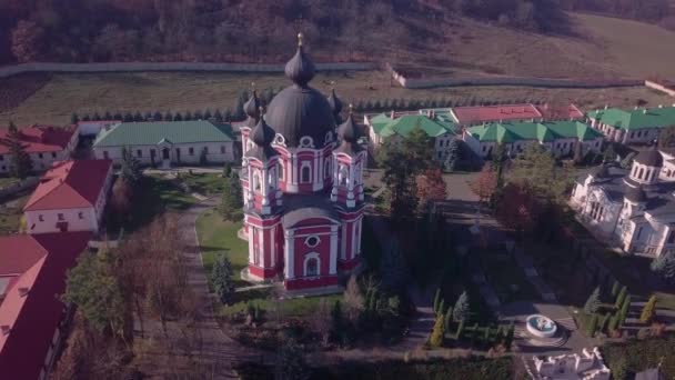 飛行上キリスト教教会のドームや修道院 Kurki キリスト教の修道院 モルドバ共和国 — ストック動画