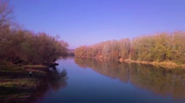 Yavaş drone uçuş mavi nehir ve tarım arazileri üzerinde. Dinyester Nehri, Moldova Cumhuriyeti. 4 k kuş görünümü göz
