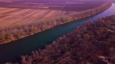 Yavaş drone uçuş mavi nehir ve tarım arazileri üzerinde. Dinyester Nehri, Moldova Cumhuriyeti. 4 k kuş görünümü göz