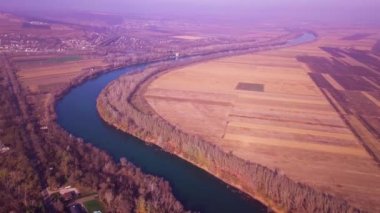 Yavaş drone uçuş mavi nehir ve tarım arazileri üzerinde. Dinyester Nehri, Moldova Cumhuriyeti. 4 k kuş görünümü göz