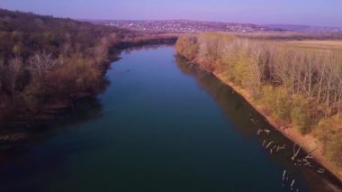 Yavaş drone uçuş mavi nehir ve tarım arazileri üzerinde. Dinyester Nehri, Moldova Cumhuriyeti. 4 k kuş görünümü göz