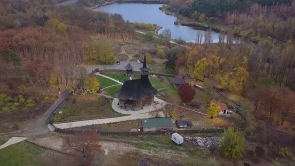 在摩尔多瓦共和国基希涅夫市外围的旧木制教堂上空飞行 — 图库视频影像